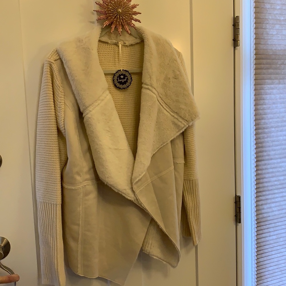 Cream Sweater *GIVE ME AN OFFER TRYING TO CLEAN OUT*